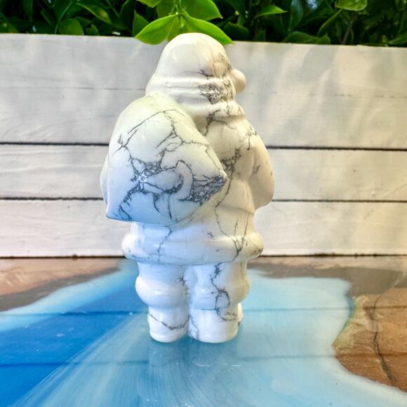 81 mm Howlite Santa Claus Carving – Holiday Crystal Figurine Decor - Picture 5 of 5